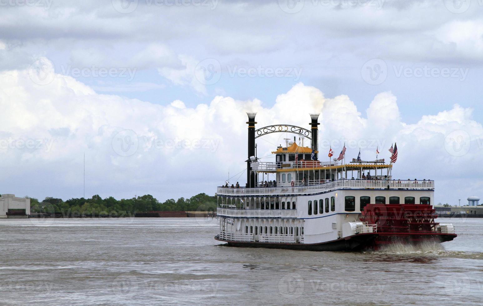 bateau à vapeur sur le fleuve mississippi près de la nouvelle orléans photo