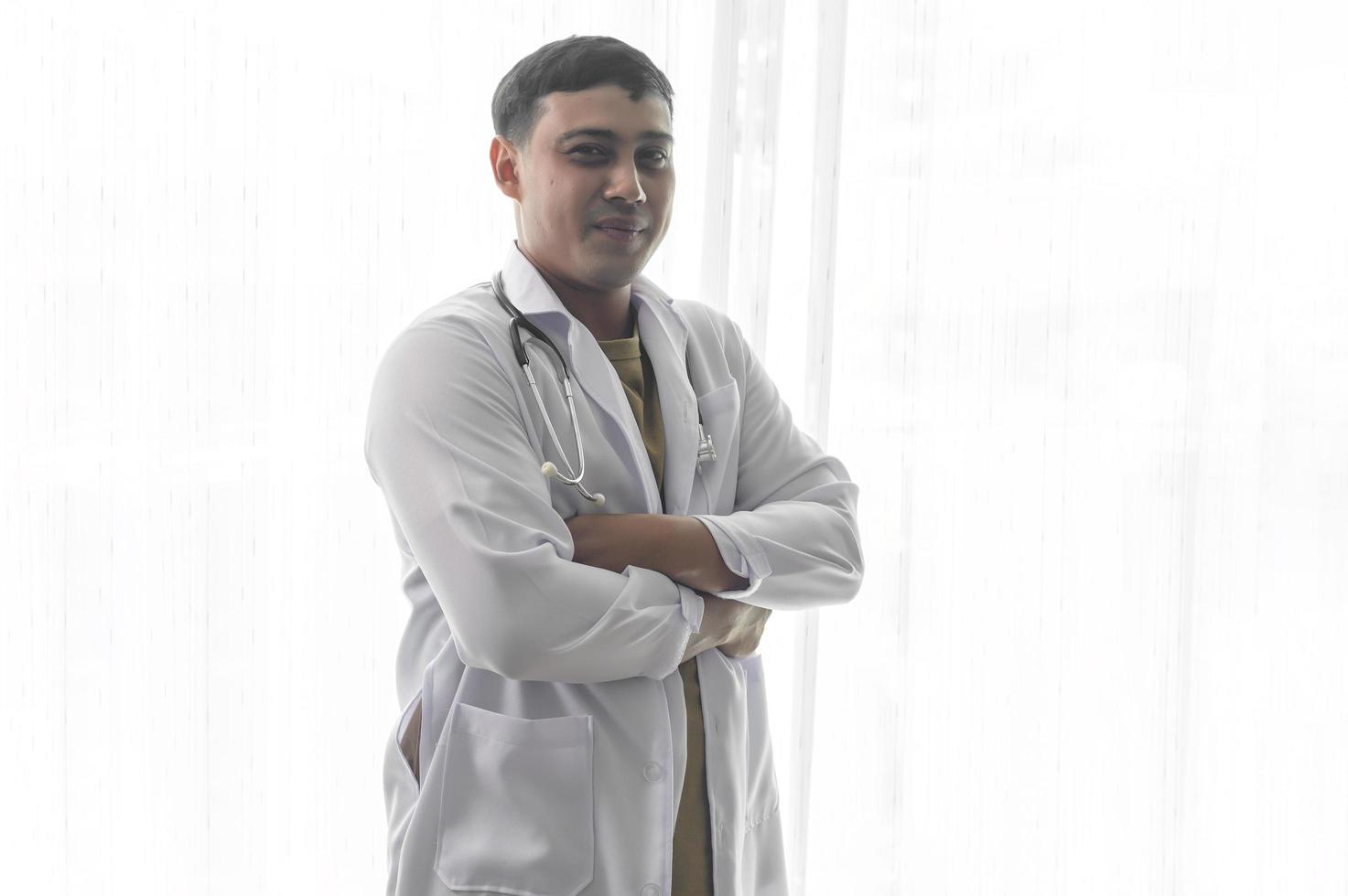 portrait de médecin de sexe masculin avec stéthoscope au bureau. photo