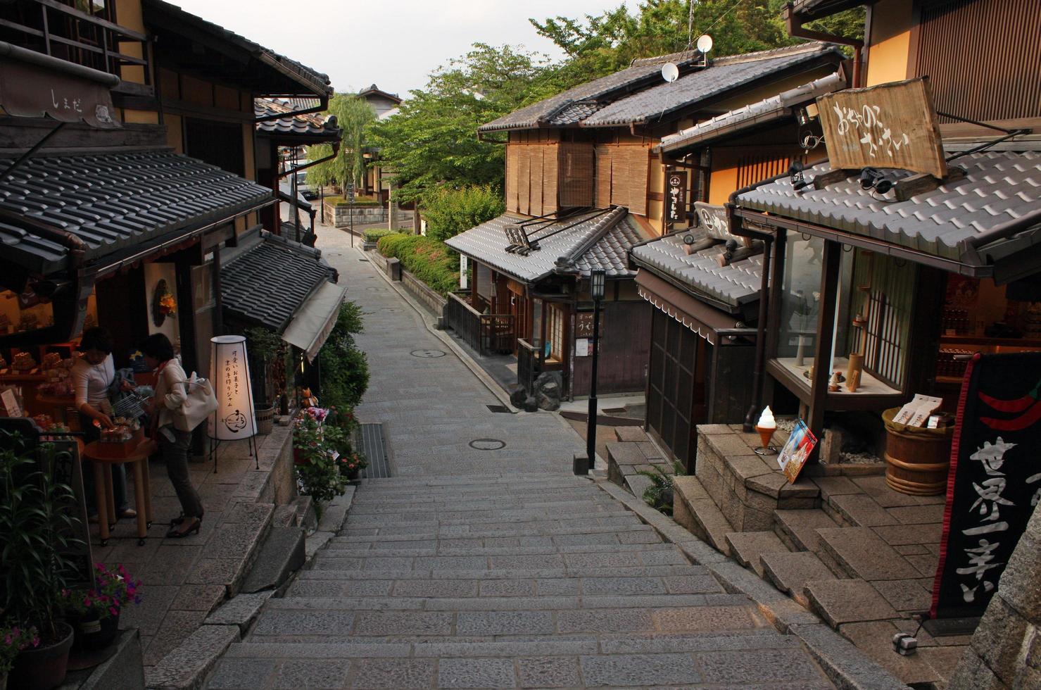 Kyoto, Japon - 12 juin 2018 - belle rue piétonne avec des boutiques traditionnelles à Kyoto, Japon photo