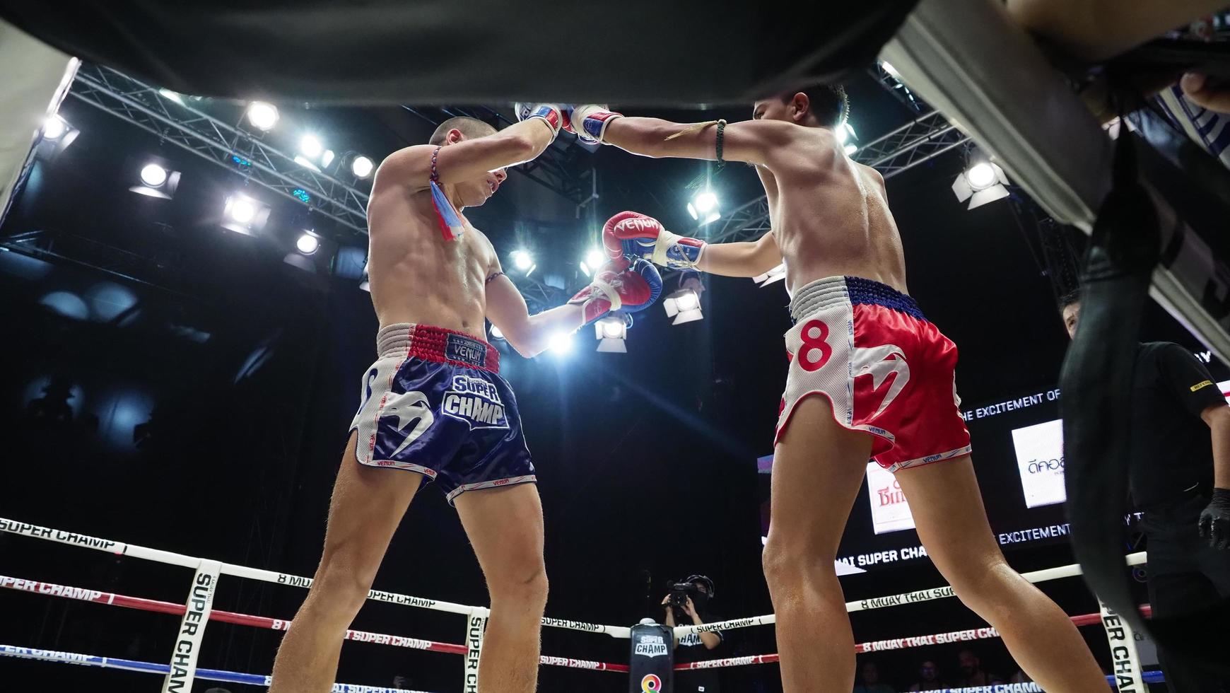 Bangkok Thaïlande 11 novembre 2018. Kick boxing thaïlandais et étrangers non identifiés photo