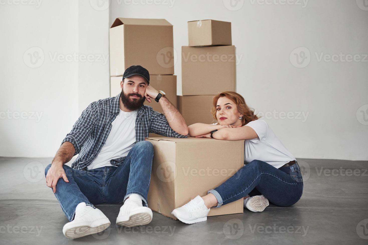 le temps d'un repos. couple heureux ensemble dans leur nouvelle maison. conception du déménagement photo