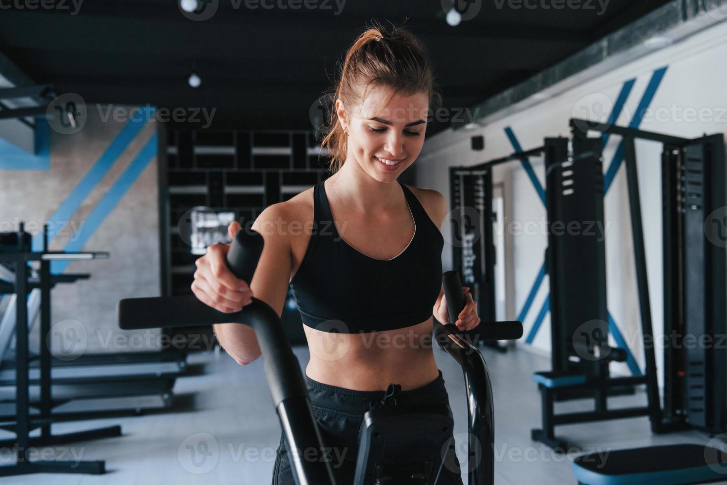 facile et amusant. photo d'une superbe femme blonde dans la salle de sport le week-end