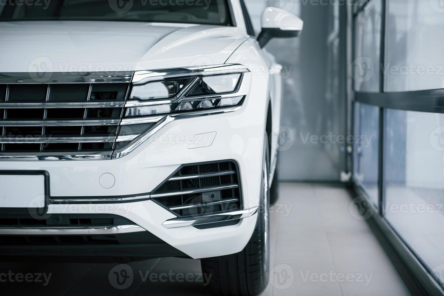 vue particulaire d'une voiture blanche de luxe moderne garée à l'intérieur  pendant la journée 8459880 Photo de stock chez Vecteezy