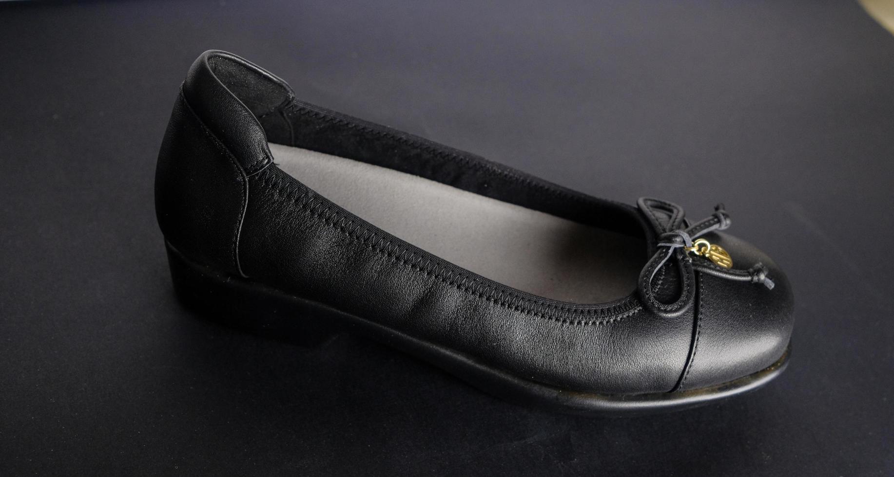 gros plan femme chaussures en cuir noir. photo