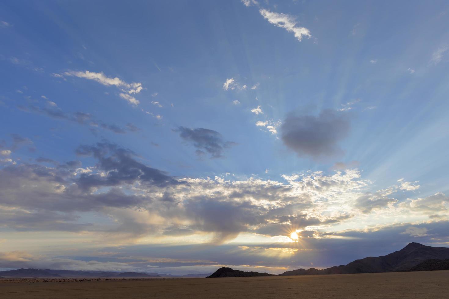 le soleil brille à travers les nuages photo