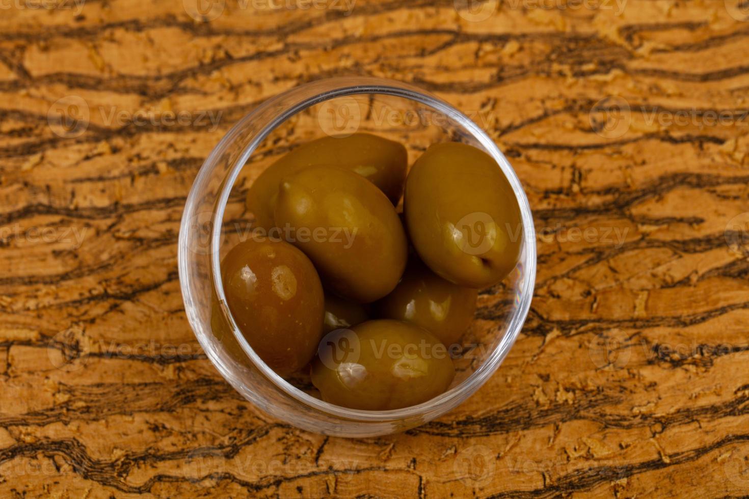 olives vertes dans le bol photo