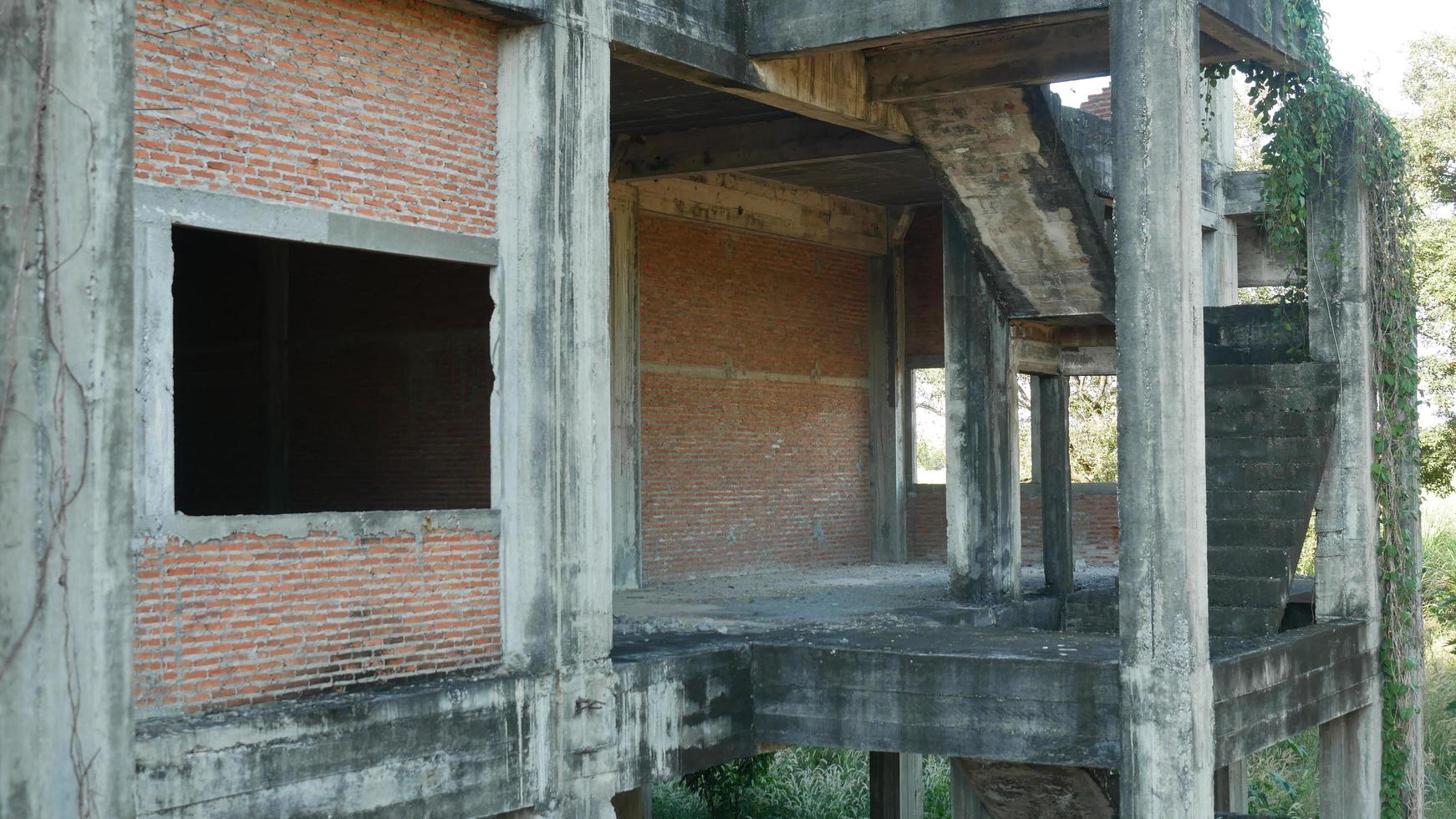 un bâtiment abandonné en raison d'une construction ratée. photo