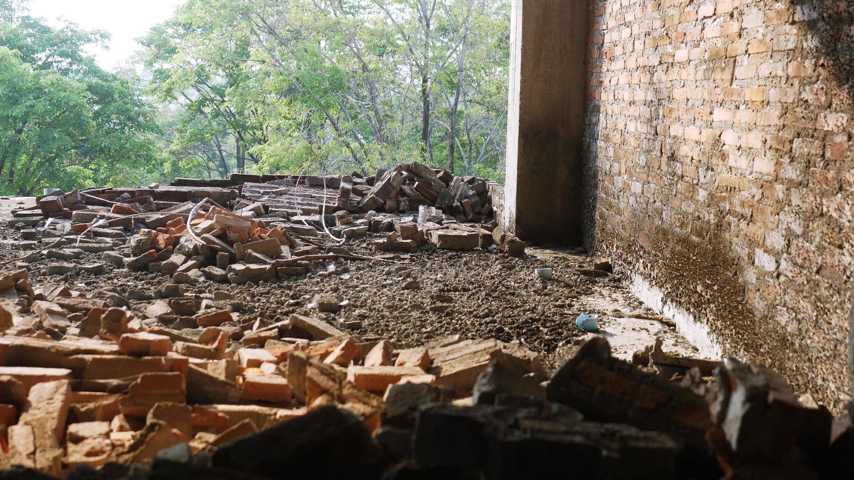 gros plan des décombres d'un bâtiment industriel s'effondrant en un tas de béton et de briques. et les débris déchiquetés causés par l'échec des ingénieurs de la construction abandonnée. photo