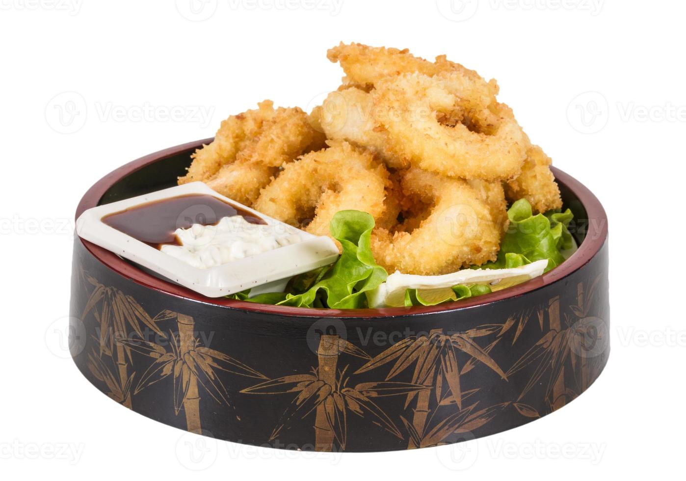 calamars frits à la pâte profonde avec salade verte photo