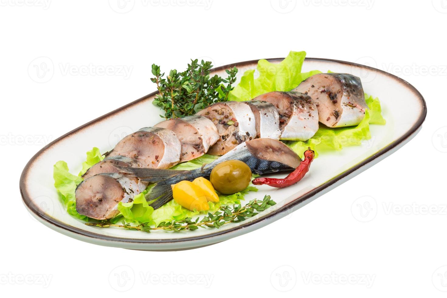 poisson maquereau, tranché sur une assiette avec de la laitue photo