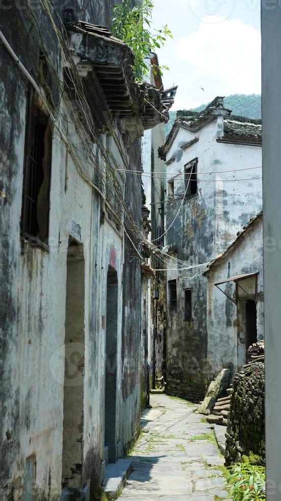 la belle vue sur le village de la campagne chinoise avec les vieux bâtiments traditionnels entourés par l'environnement naturel photo