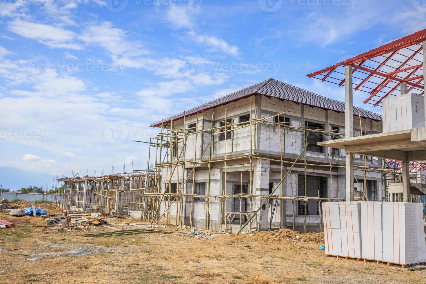 construction d'une nouvelle maison résidentielle en cours sur le chantier photo