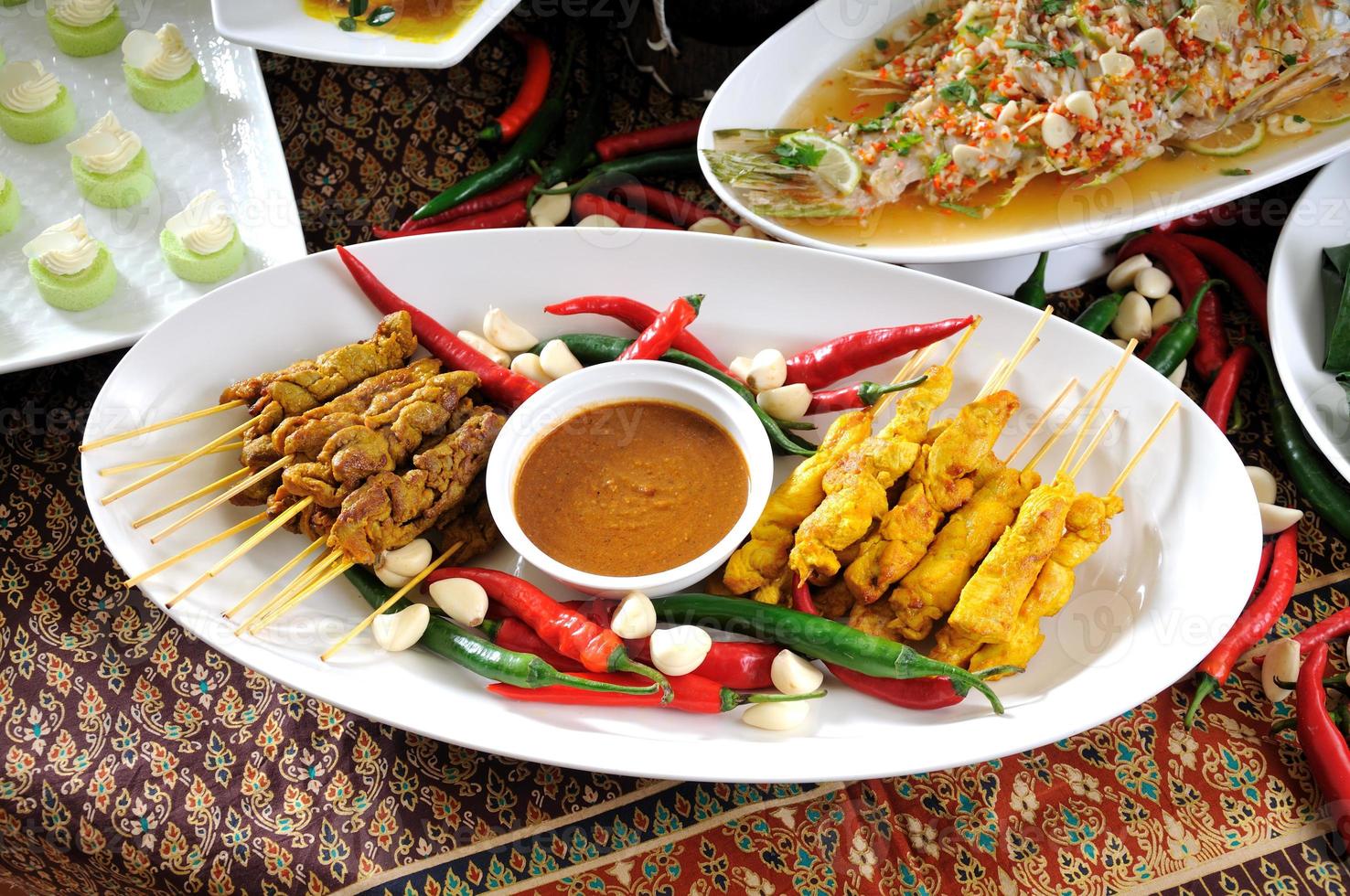 cuisine thaïlandaise, satay de poulet, satay de boeuf. photo
