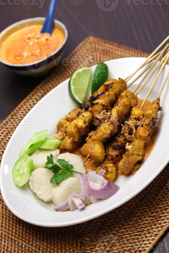 Satay de poulet avec sauce aux arachides, cuisine de brochette indonésienne photo