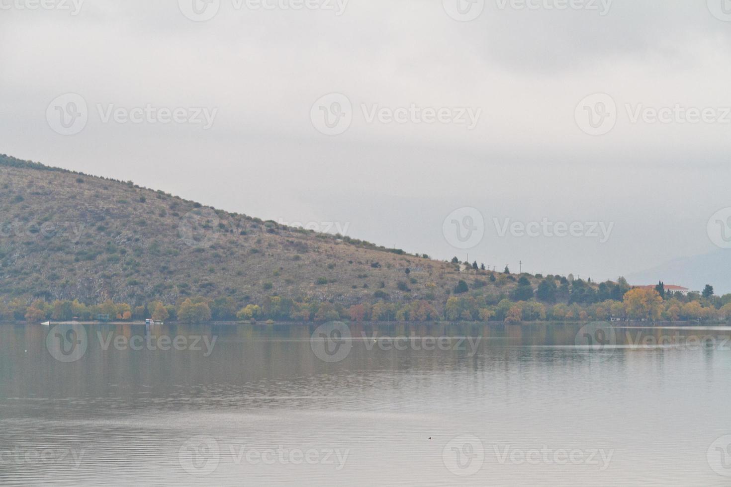 vieille ville traditionnelle de kastoria au bord du lac en grèce photo