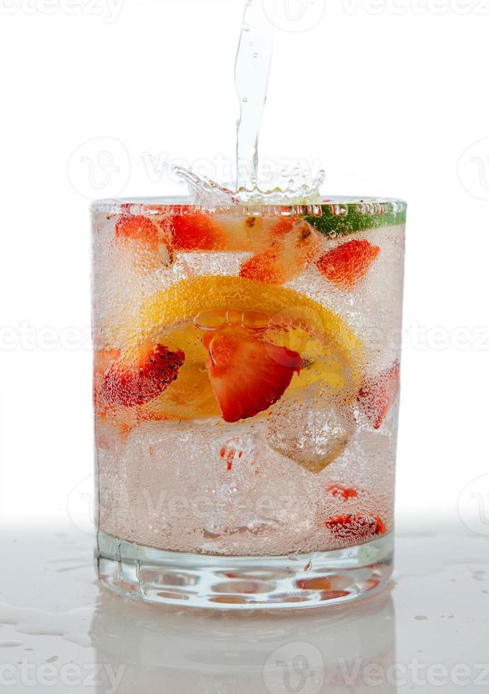 Seltzer drink avec des fruits frais coupés flottant à l'intérieur photo