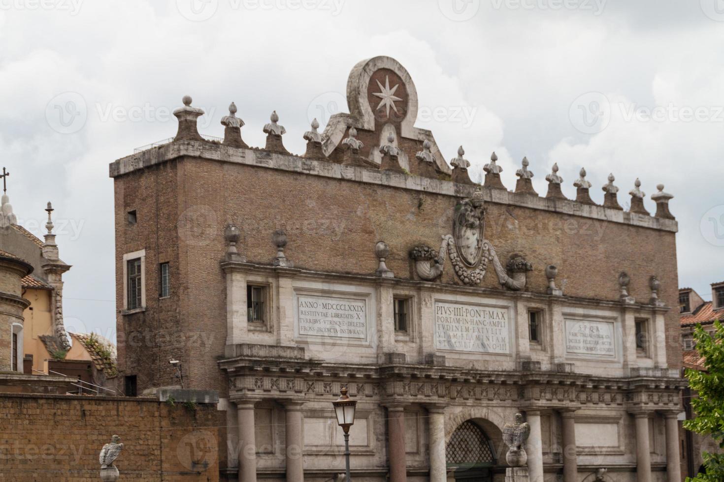 Rome, Italie. célèbre porte de la ville porta del popolo. photo