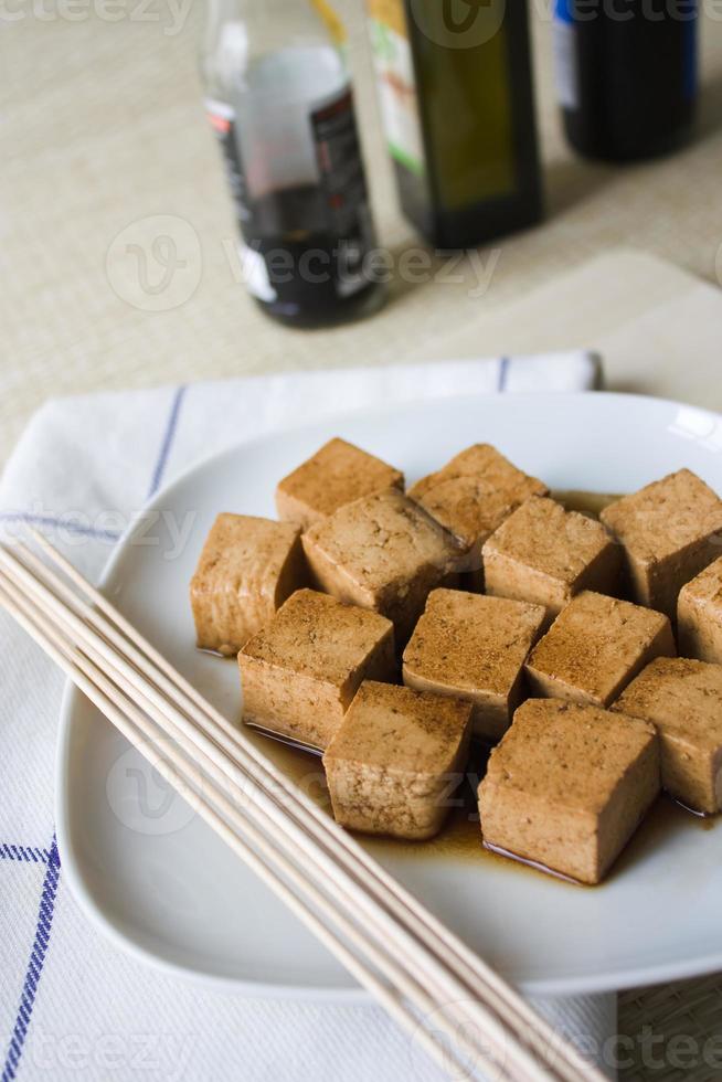 tofu mariné avec des brochettes photo