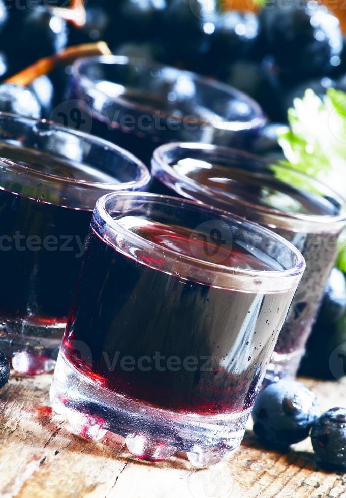 jus de raisin noir frais et baies fraîches photo