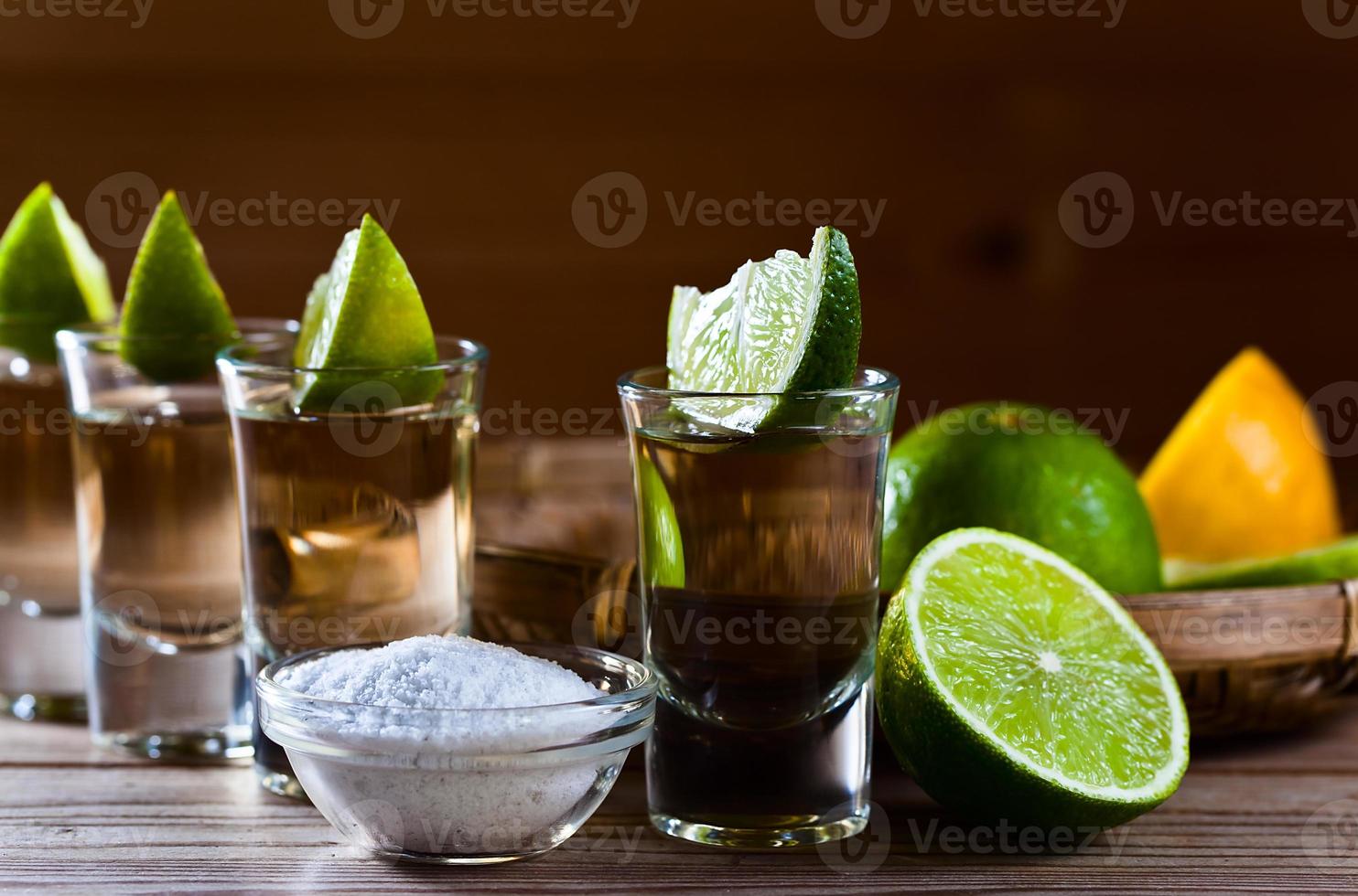 tequila or avec sel et citron vert photo