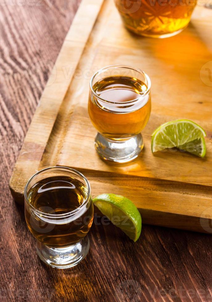 tequila dans des verres à liqueur au citron vert et sel photo