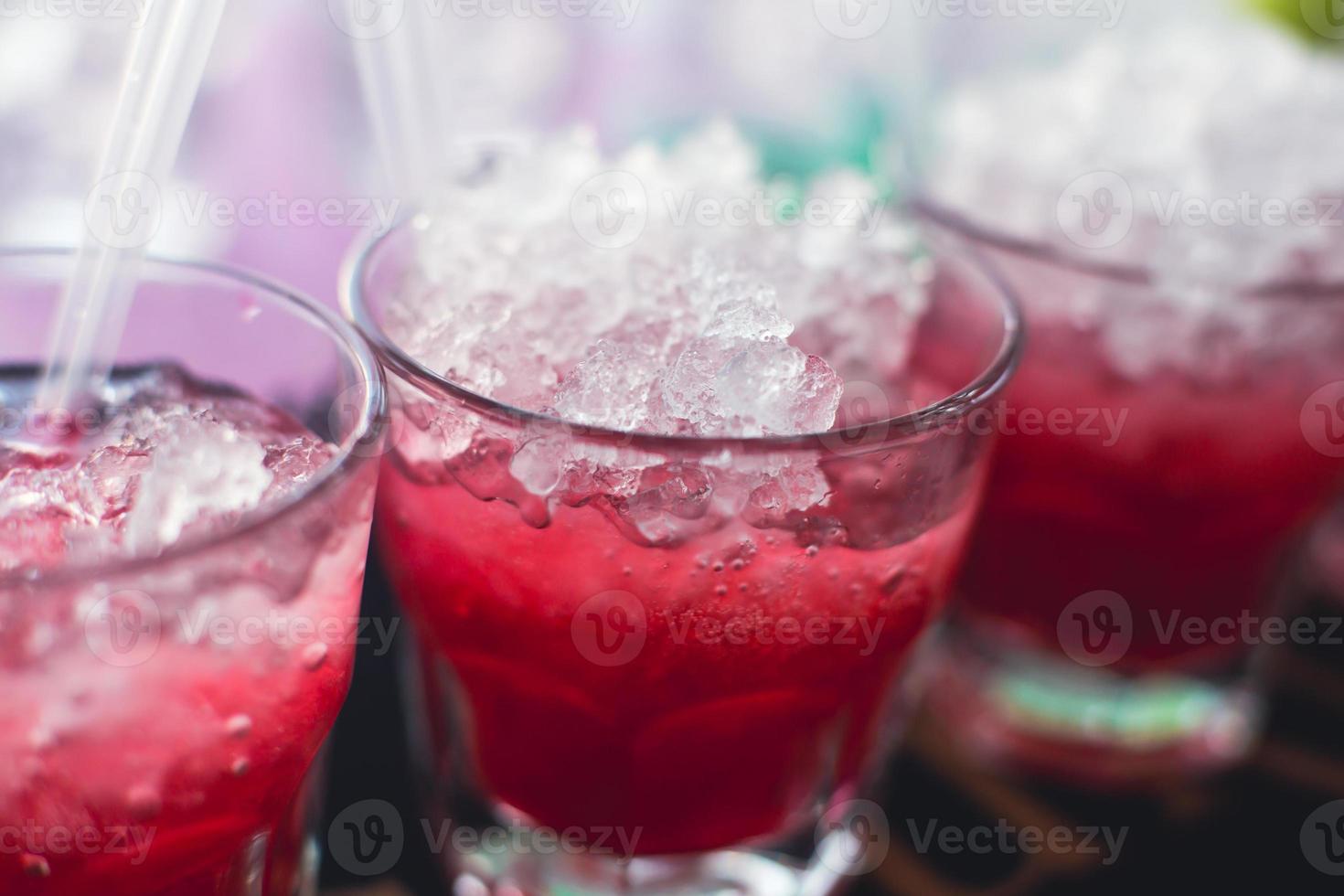ligne de différents cocktails alcoolisés lors d'une soirée nocturne en plein air photo