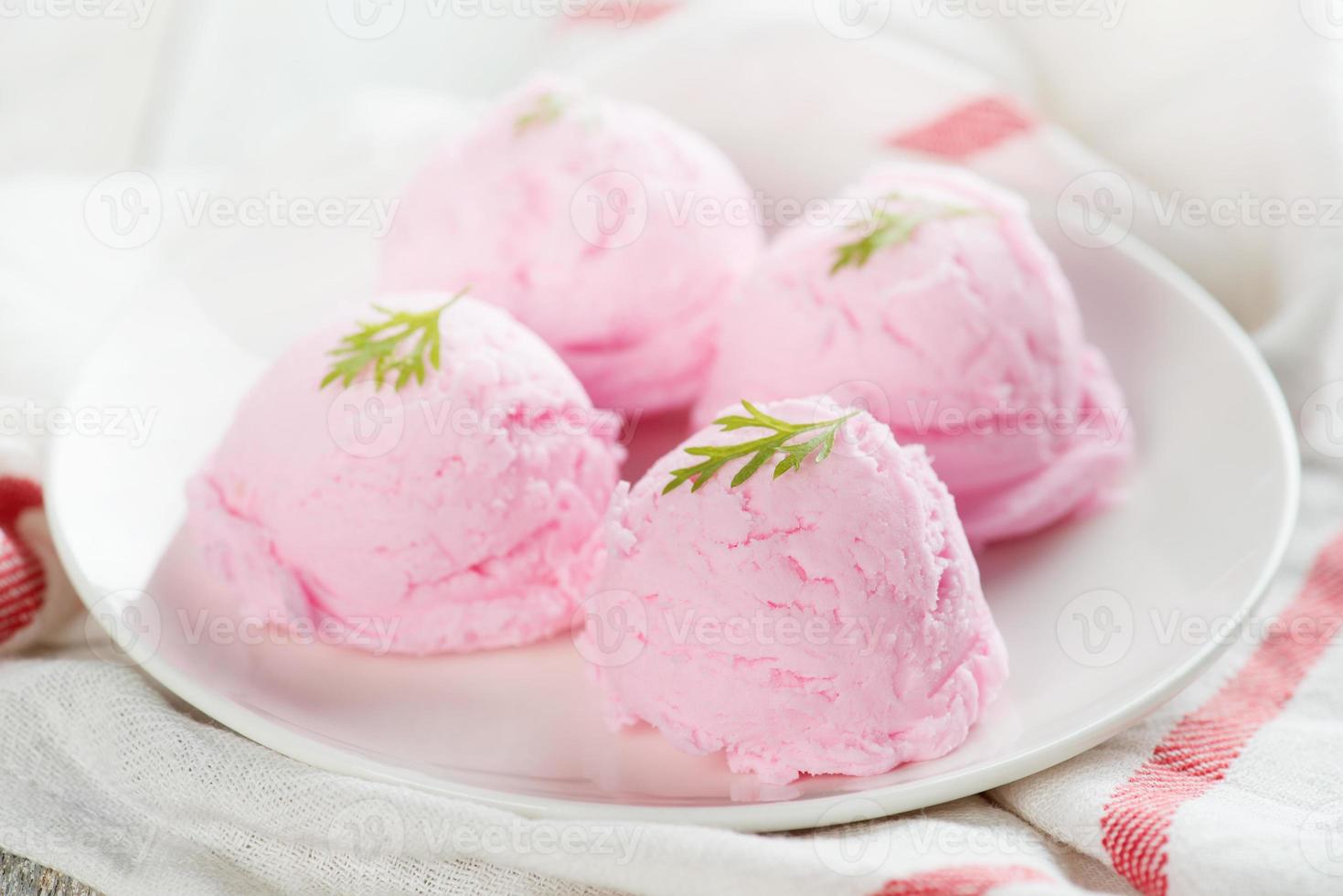 bouchent la crème glacée aux fraises sur la plaque photo