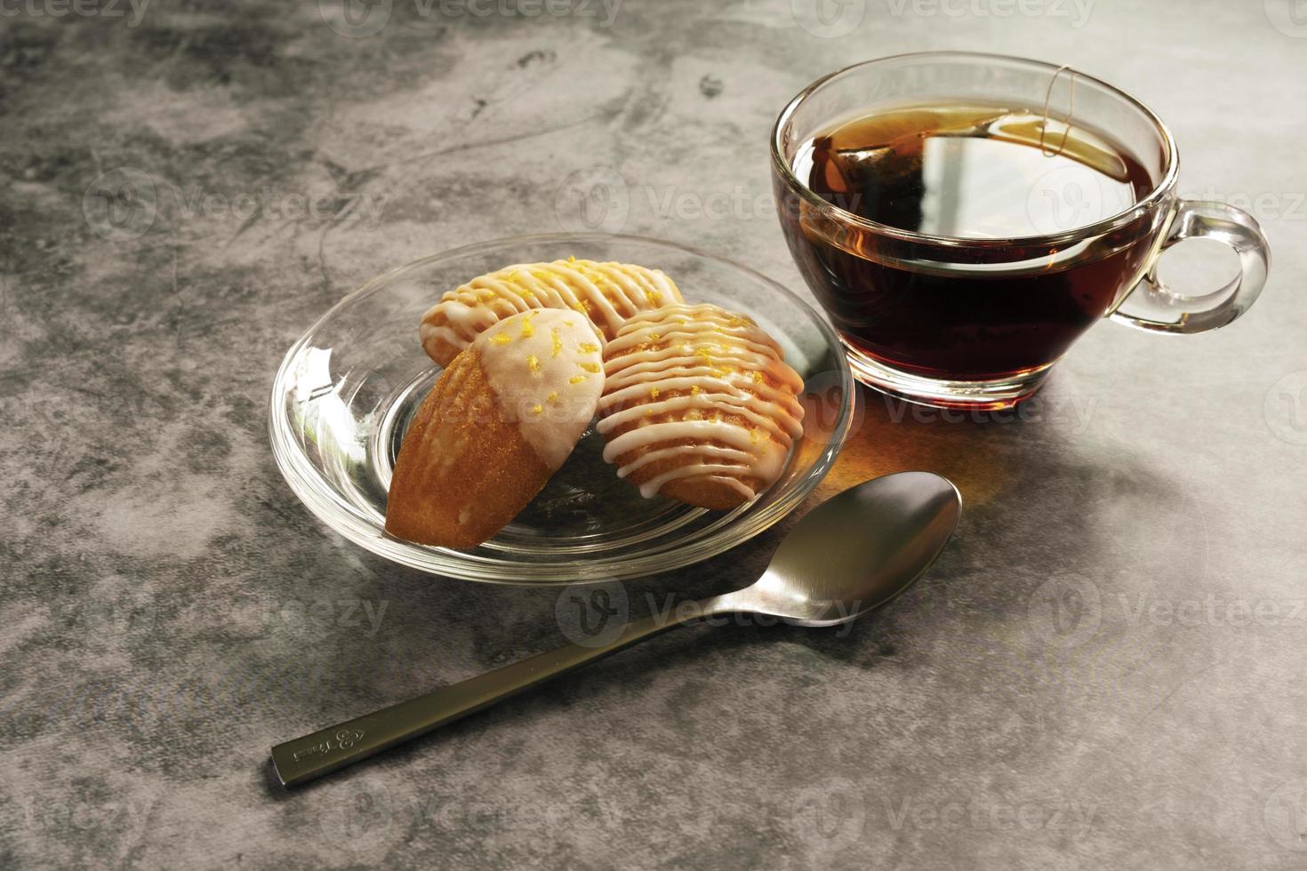 Pâtisserie aux œufs de madeleine française avec thé chaud photo