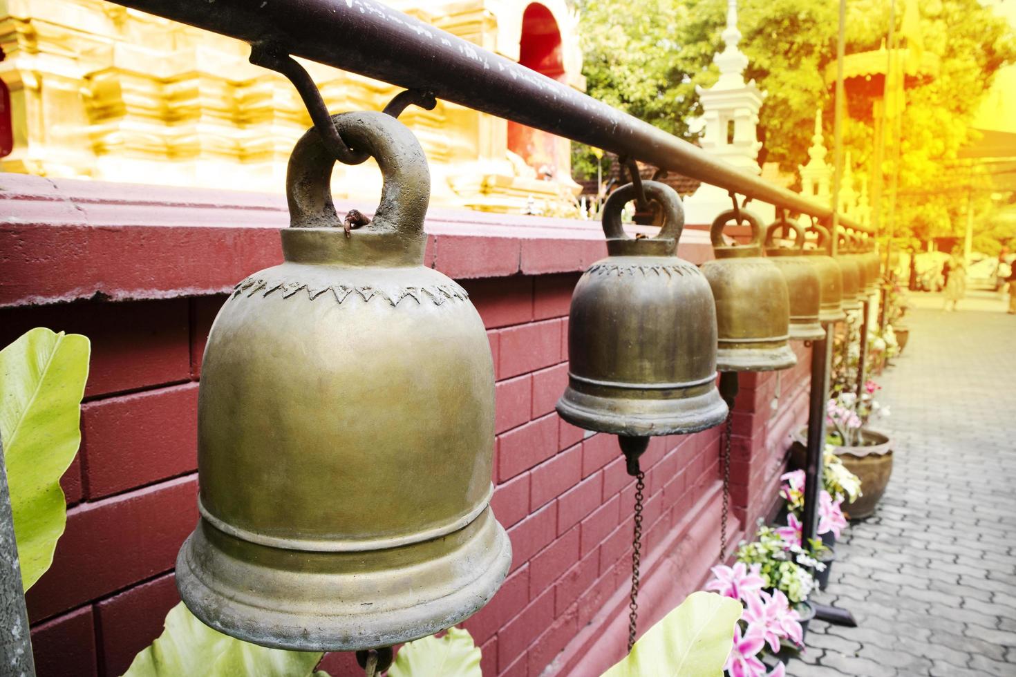 cloche d'or dans le temple bouddhiste. photo