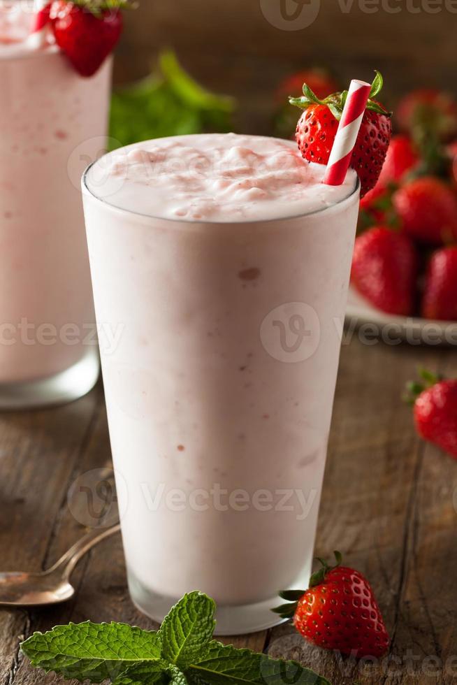 rafraîchissant lait frappé maison aux fraises photo