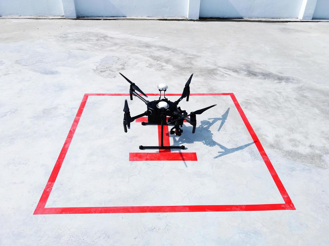 drone noir se préparant à voler sur le parking et sur le bâtiment. technologie, appareil et petit avion photo