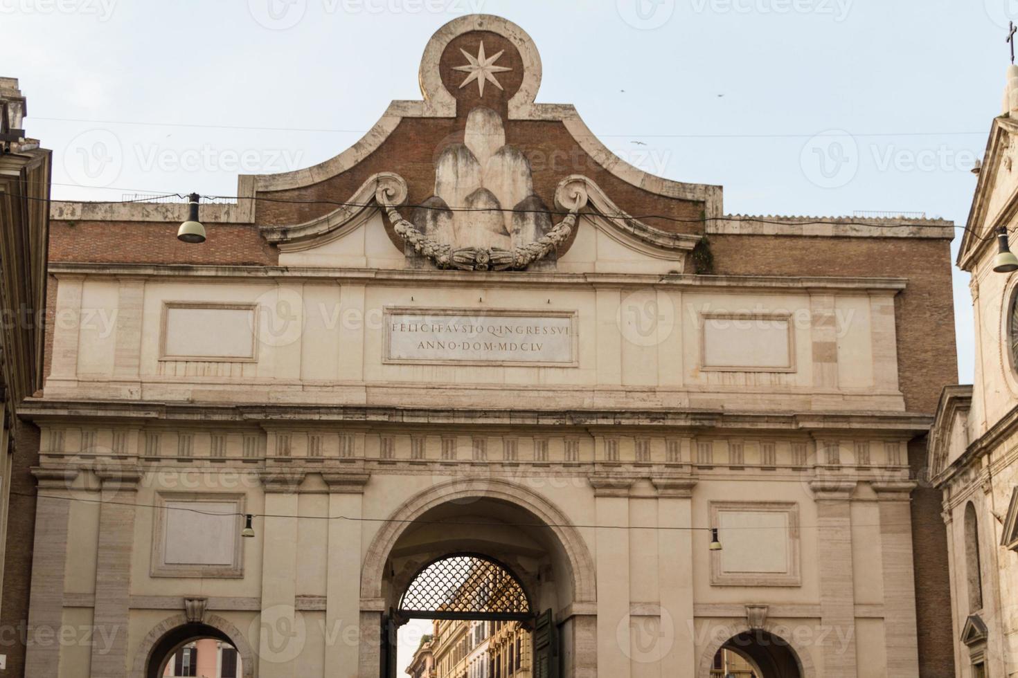 Rome, Italie. célèbre porte de la ville porta del popolo. photo