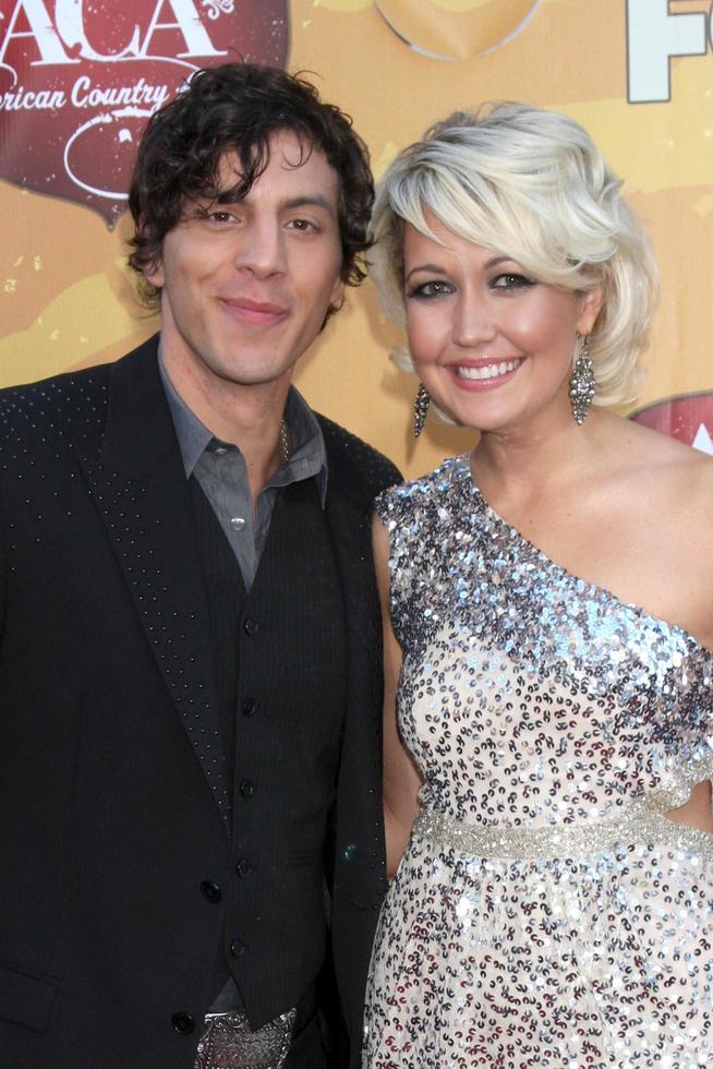 los angeles 6 déc - magnolia d'acier joshua scott, meghan linsey arrive aux american country awards 2010 au mgm grand garden arena le 6 décembre 2010 à las vegas, nv photo