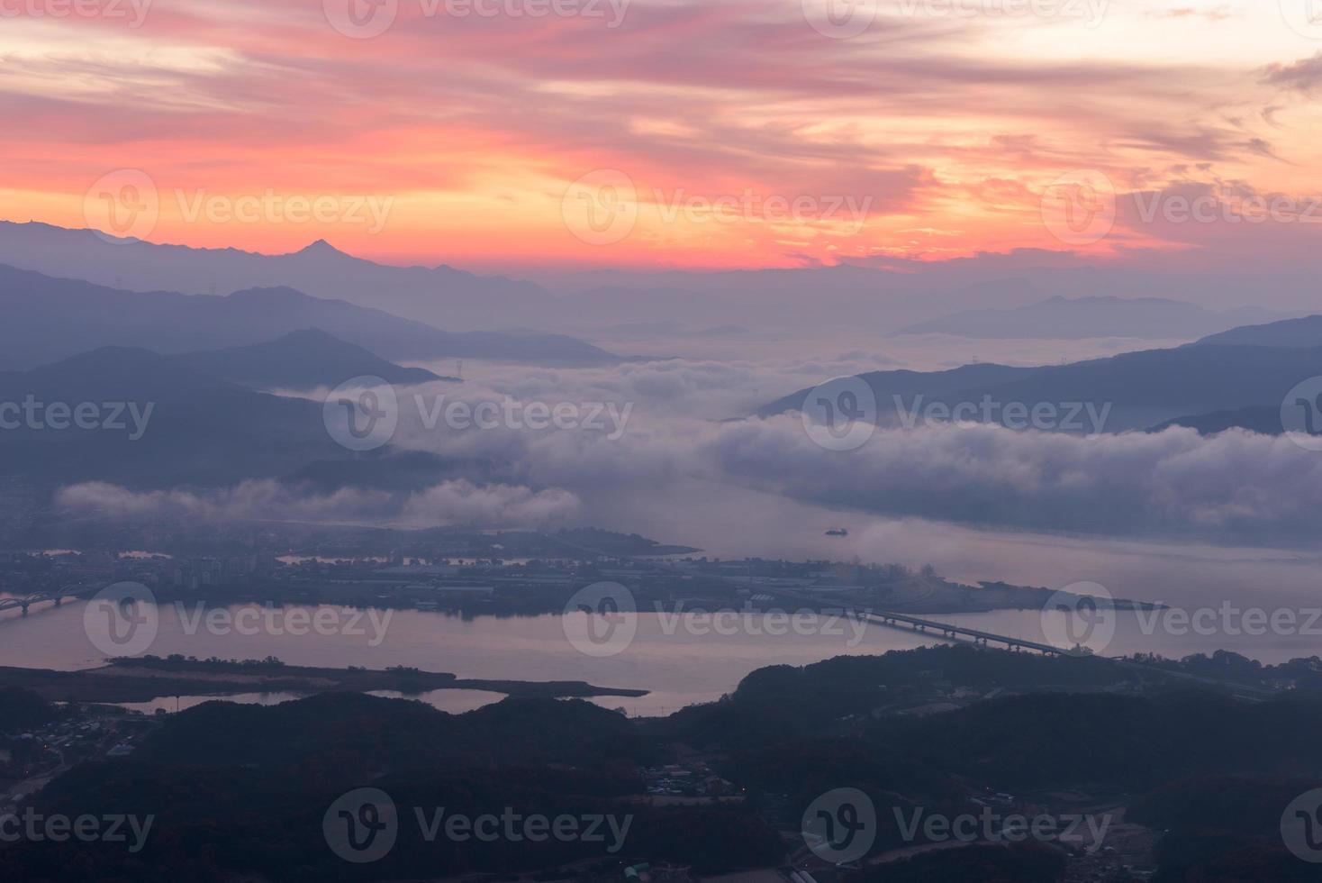 les montagnes sont couvertes par le brouillard du matin et le lever du soleil photo