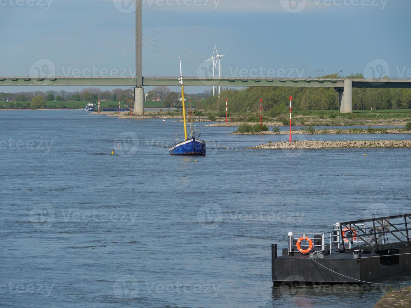 le rhin et la ville de rees photo