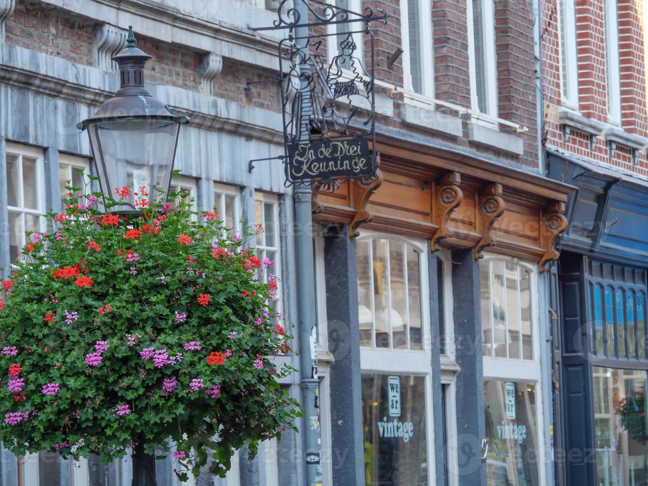 la ville de maastricht à la maas aux pays-bas photo