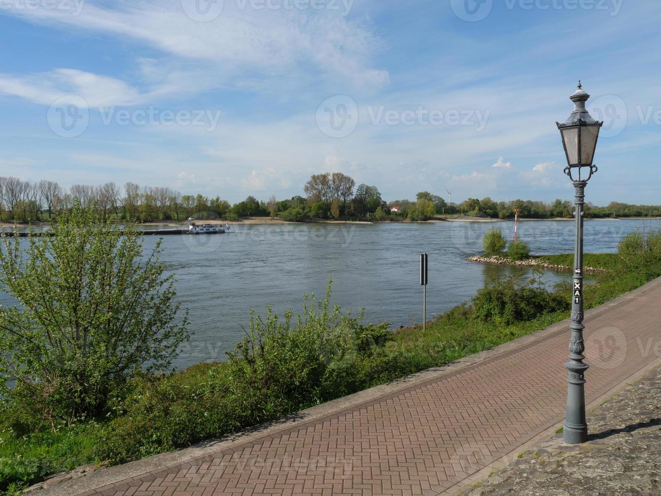 le rhin et la ville de rees photo