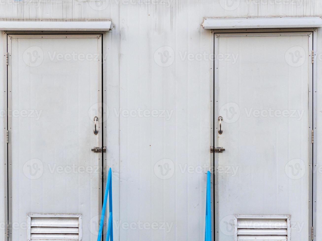 les toilettes publiques temporaires du chantier. photo