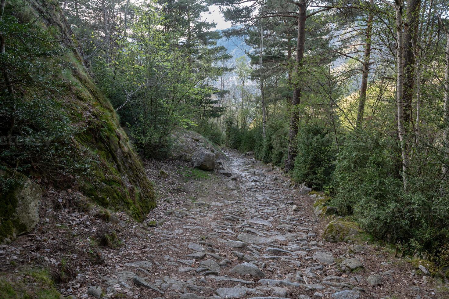 Sentier à madriu perafita claror valley en andorre, site du patrimoine mondial de l'unesco photo