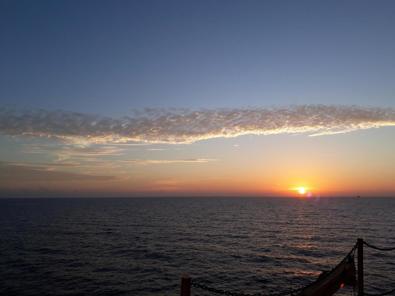coucher de soleil sur la mer sunda indonésie photo
