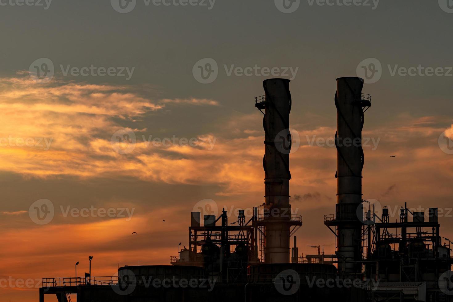 centrale électrique à turbine à gaz. énergie pour l'usine de soutien dans la zone industrielle. réservoir de gaz naturel. petite centrale à gaz. centrale électrique utilisant le gaz naturel comme combustible. énergie verte. puissance et énergie. photo