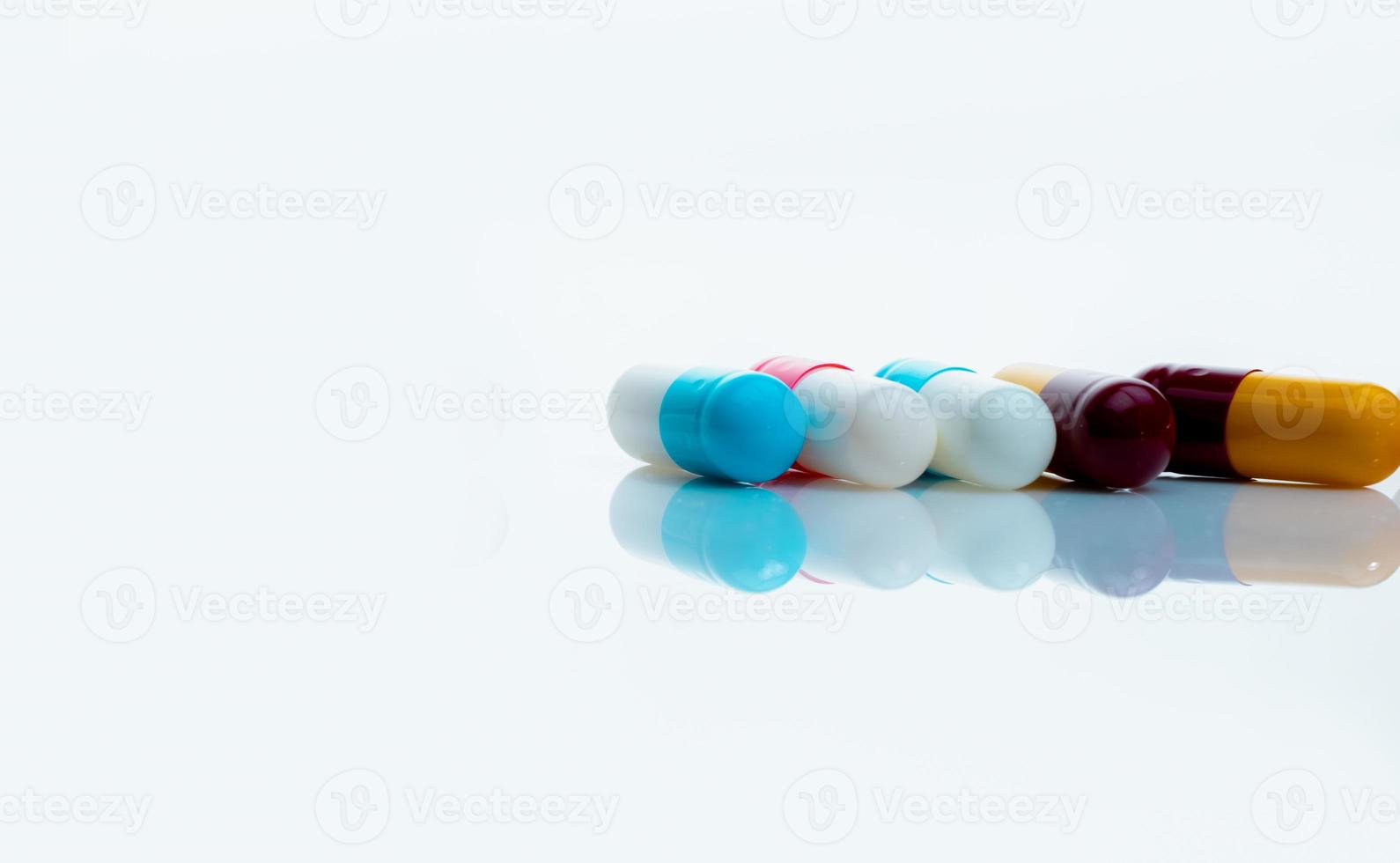 pilules de capsule antibiotique sur fond blanc. médicaments d'ordonnance. pilules de capsule colorées. concept de résistance aux antibiotiques. industrie pharmaceutique. problèmes de superbactéries. médicament et pharmacologie. photo