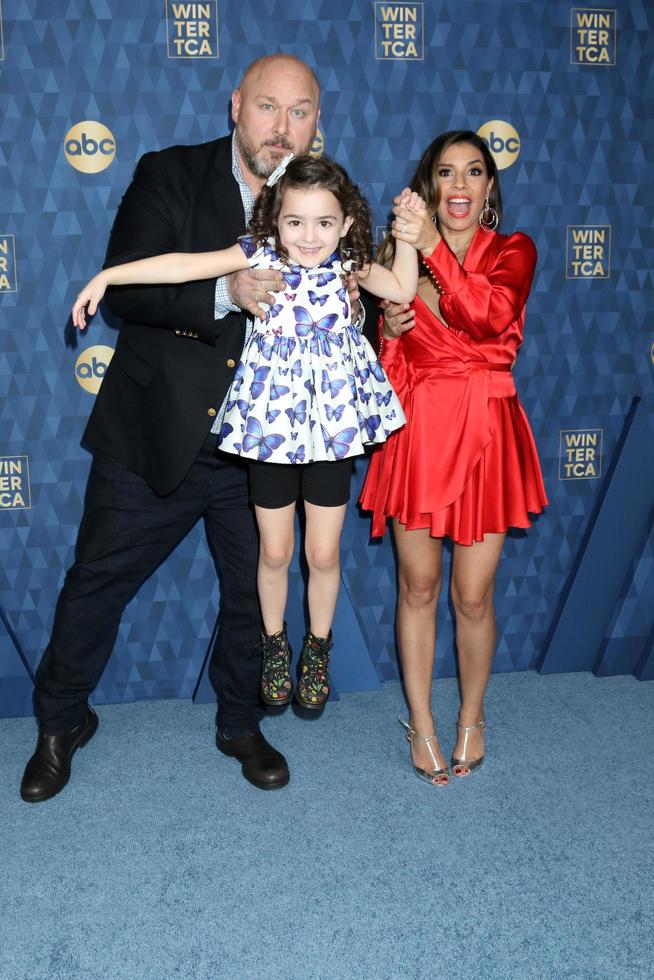 los angeles jan 8 - will sasso, ella grace helton et christina vidal mitchell à l'abc winter tca party arrivées à l'hôtel langham huntington le 8 janvier 2020 à pasadena, ca photo