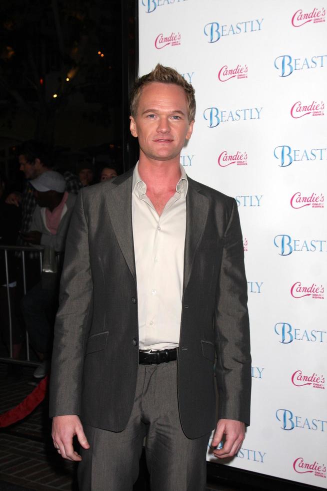 Los angeles, 24 février - neil patrick harris arrive à la première bestiale au pacific theatres at the grove le 24 février 2011 à los angeles, ca photo