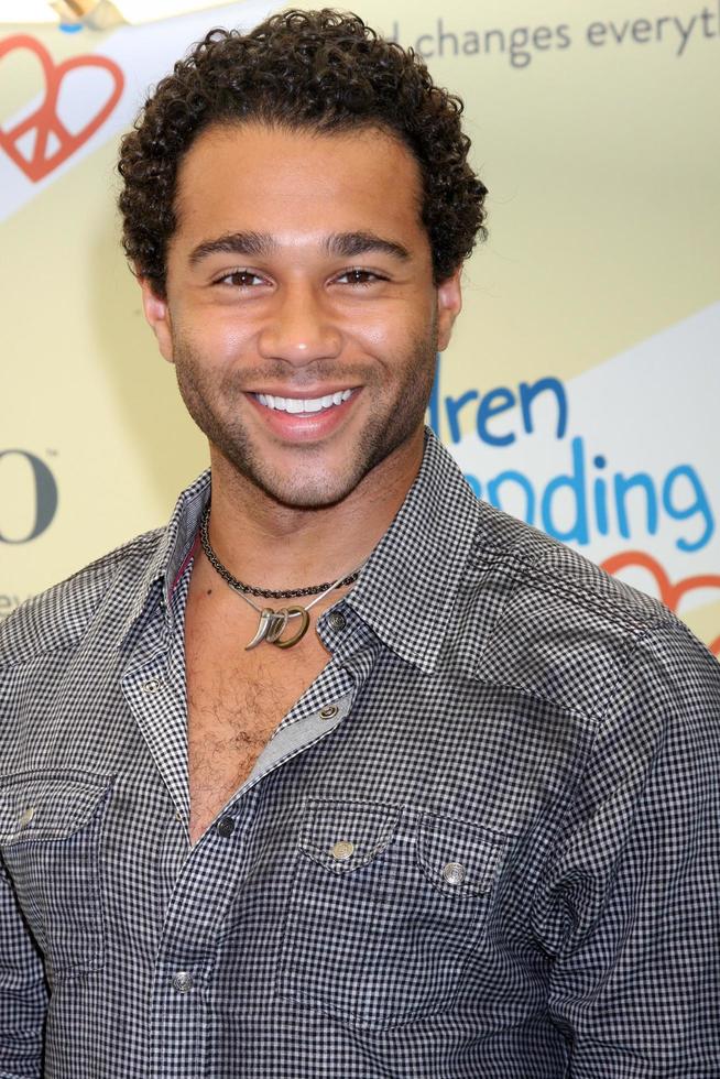 Los angeles, jun 14 - corbin bleu au children mending hearts 6e collecte de fonds annuelle au domaine privé le 14 juin 2014 à beverly hills, ca photo