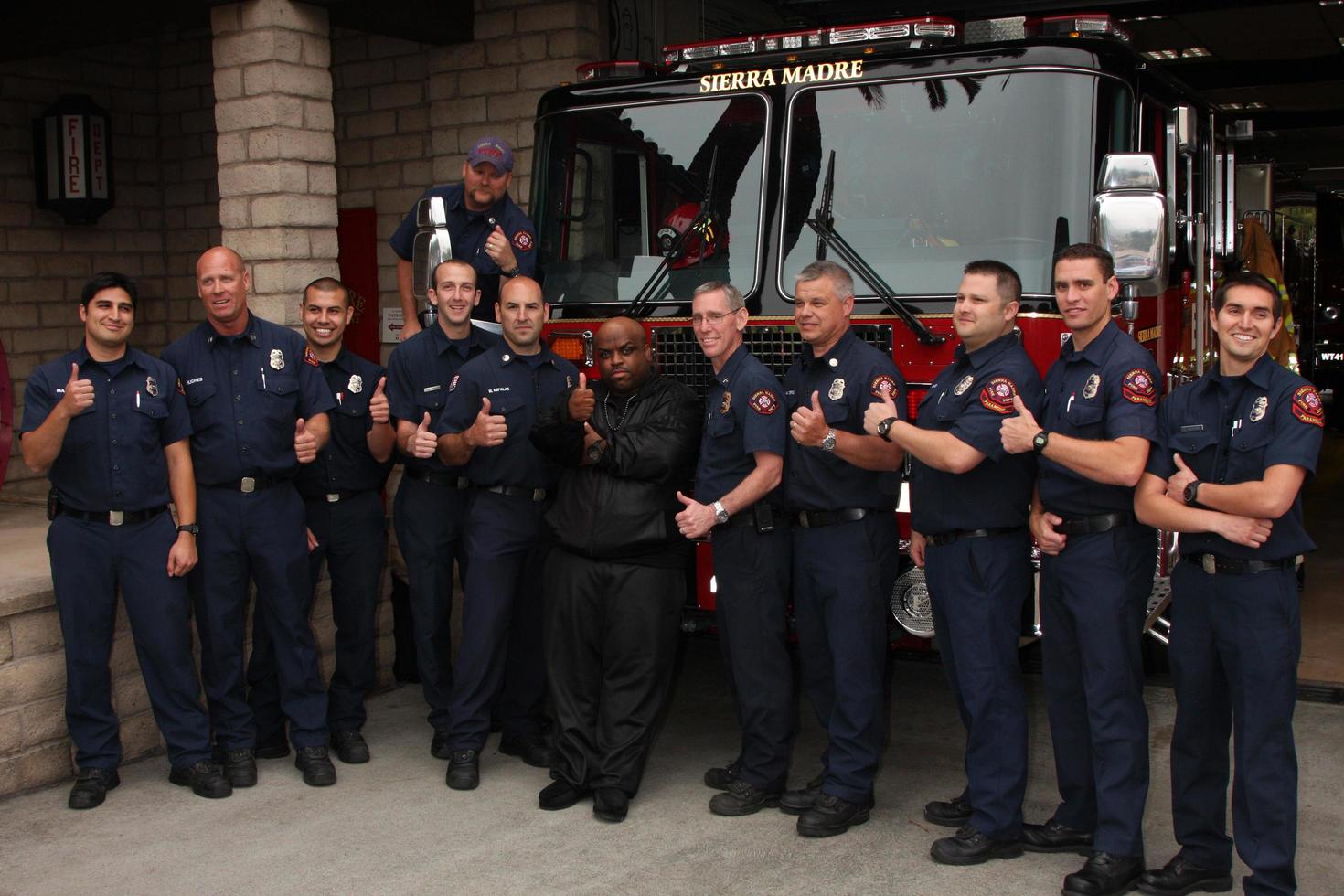 los angeles, 8 juin - cee lo green avec les pompiers de sierra madra au duracell, alimentez ceux qui nous protègent événement au service d'incendie de sierra madre le 8 juin 2011 à sierra madre, ca photo