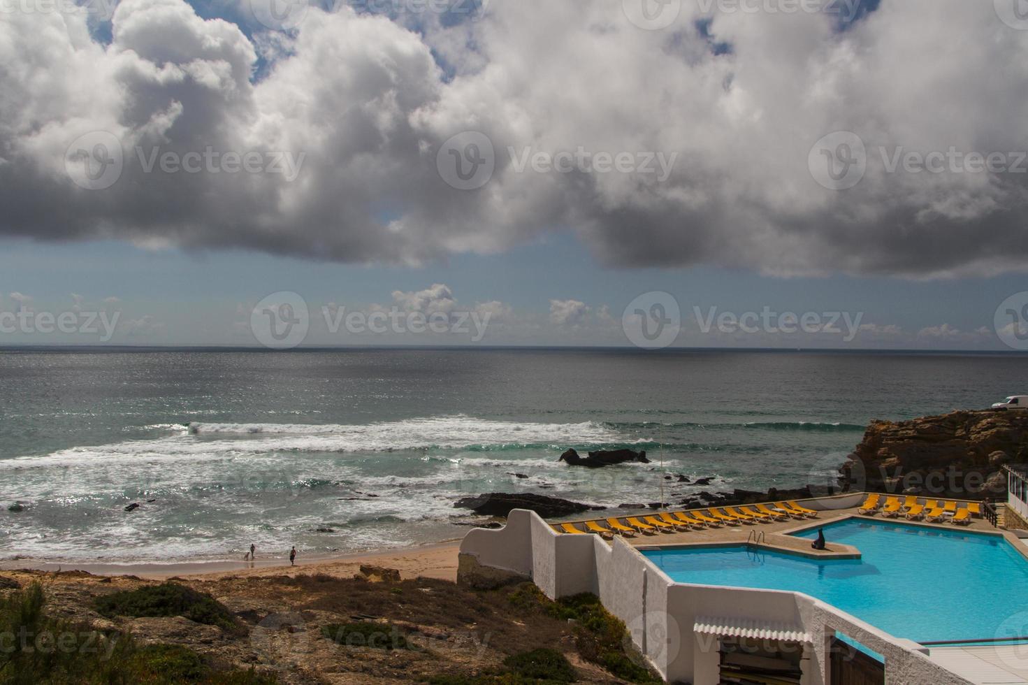 les vagues se battent sur la côte rocheuse déserte de l'océan atlantique, le portugal photo