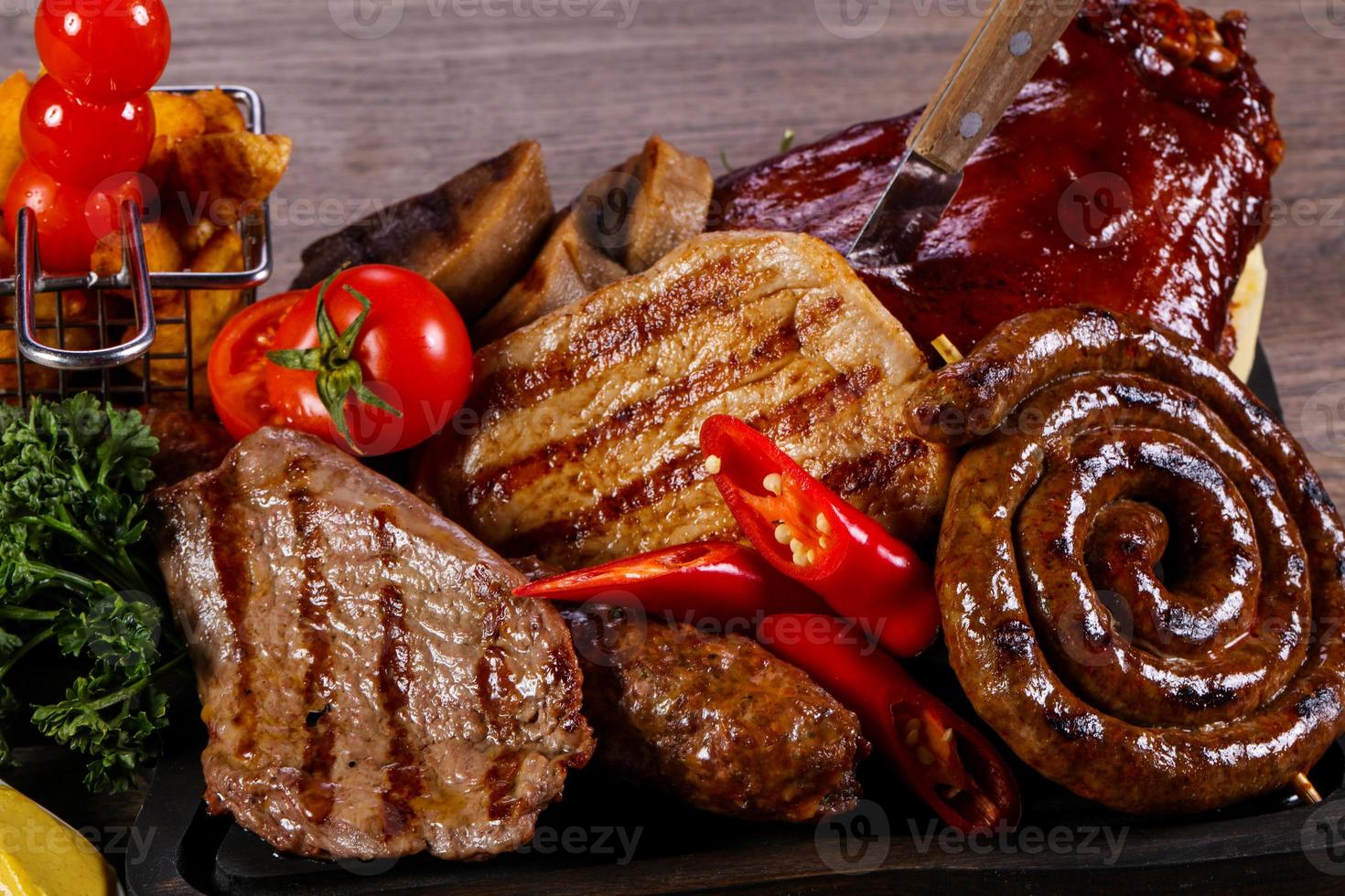 assiette de mélange de viande grillée photo