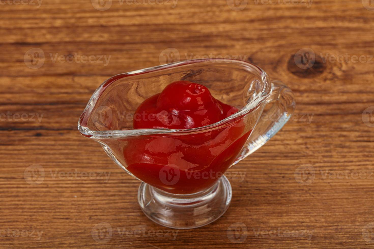 ketchup aux tomates dans le bol photo