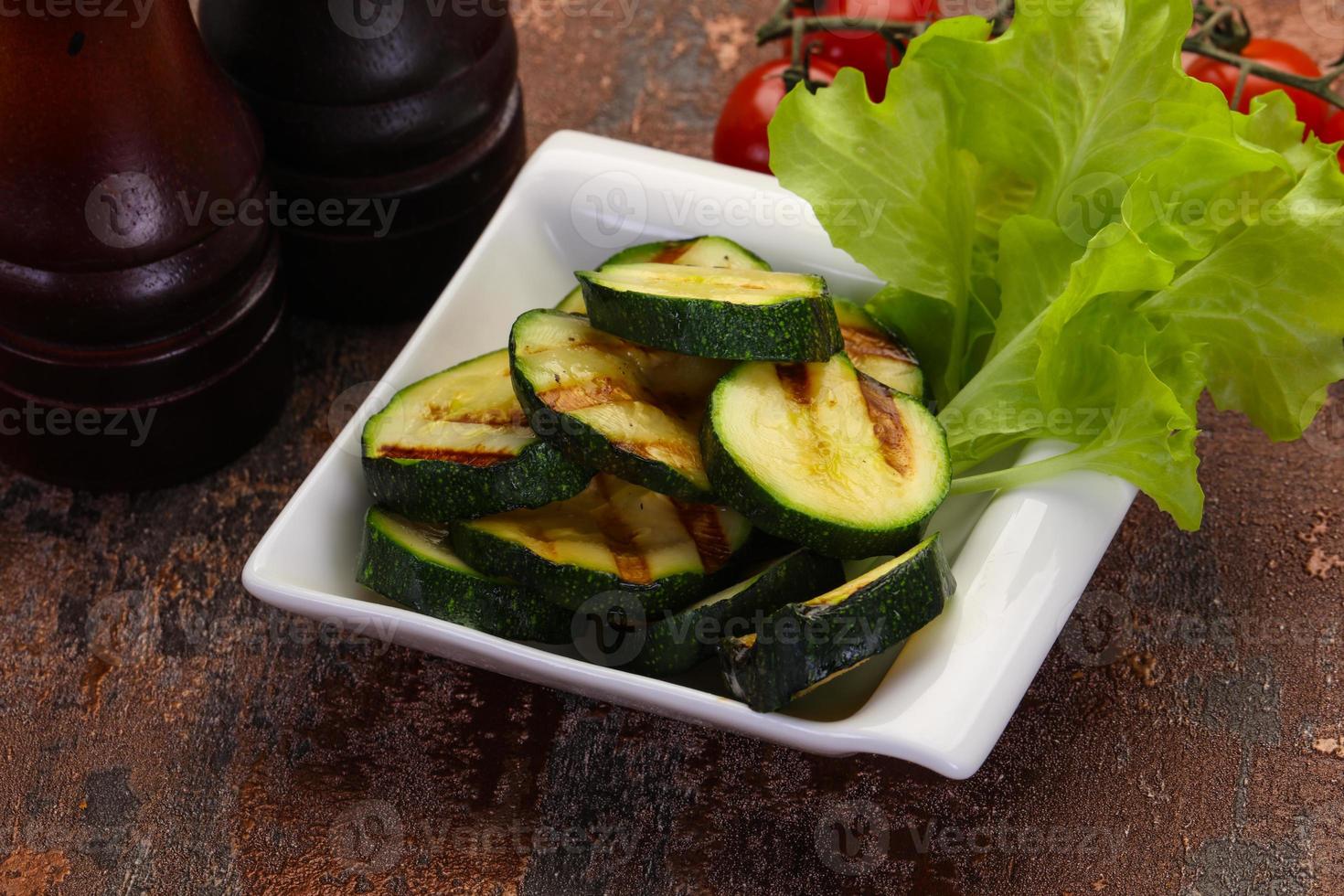 cuisine végétalienne - courgettes grillées photo